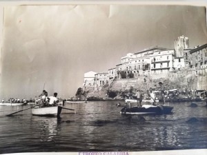  Fotografia della gara di Pesca Subacquea svoltasi a Diamante il 16 settembre 1956.  ASCS, Prefettura, Gabinetto, b. 193, fasc. 14