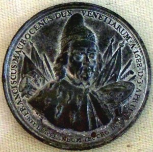 Francesco Morosini, ritratto in una medaglia commemorativa del 1688 per la conquista veneziana della Morea. Museo storico nazionale di Atene (Fonte: di Badseed - Fotografia autoprodotta, CC BY-SA 3.0, https://commons.wikimedia.org/w/index.php?curid=2559686)